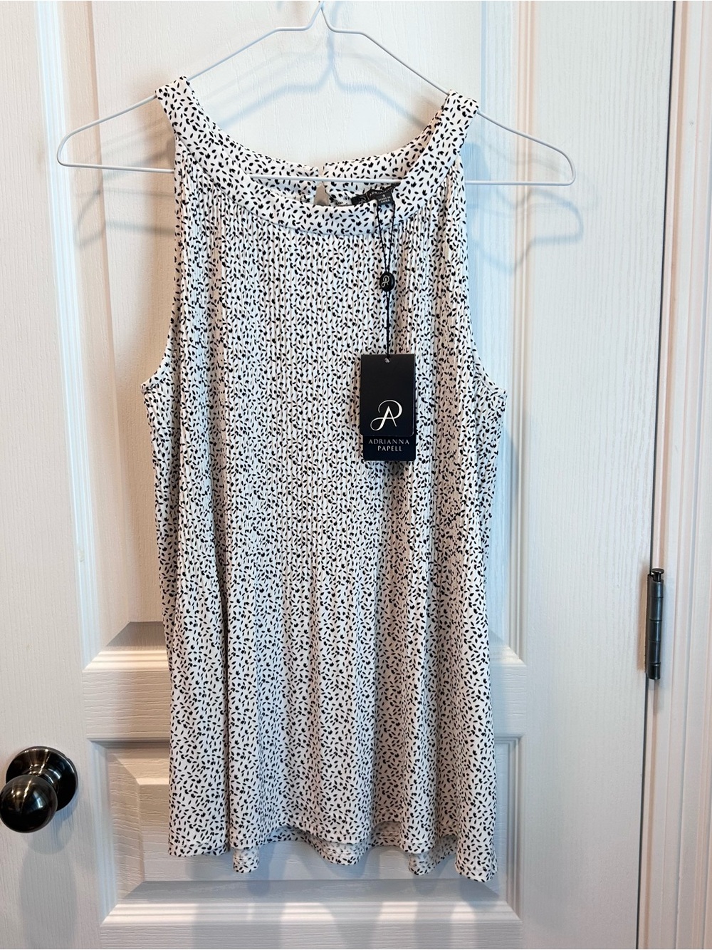 NWT Adrianna Papell Women’s Sleeveless Pleated Abstract Black & White Top Sz S